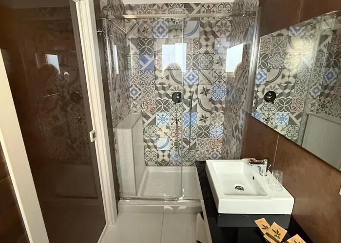 לינה וארוחת בוקר Sabin Ross 4*